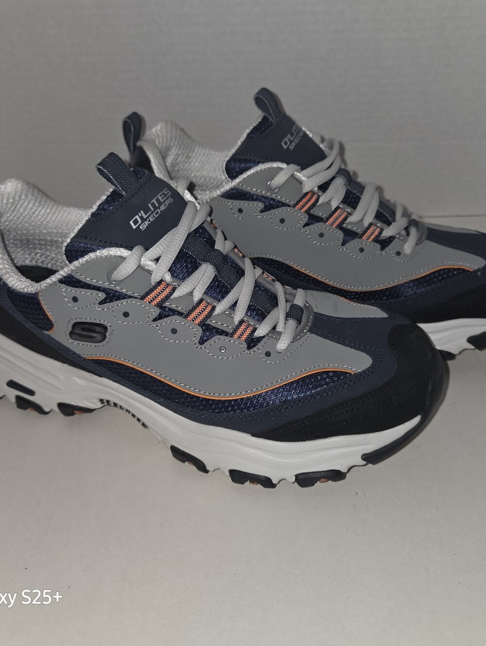 SKECHERS D'LITES MEN'S AIR COOLED MEMORY FOAM SIZE 9 US SN 52675 Color NVOR